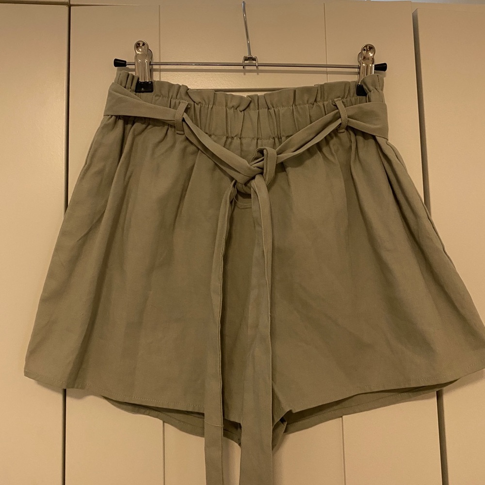 Lulus sage paper bag shorts. Never been worn.
